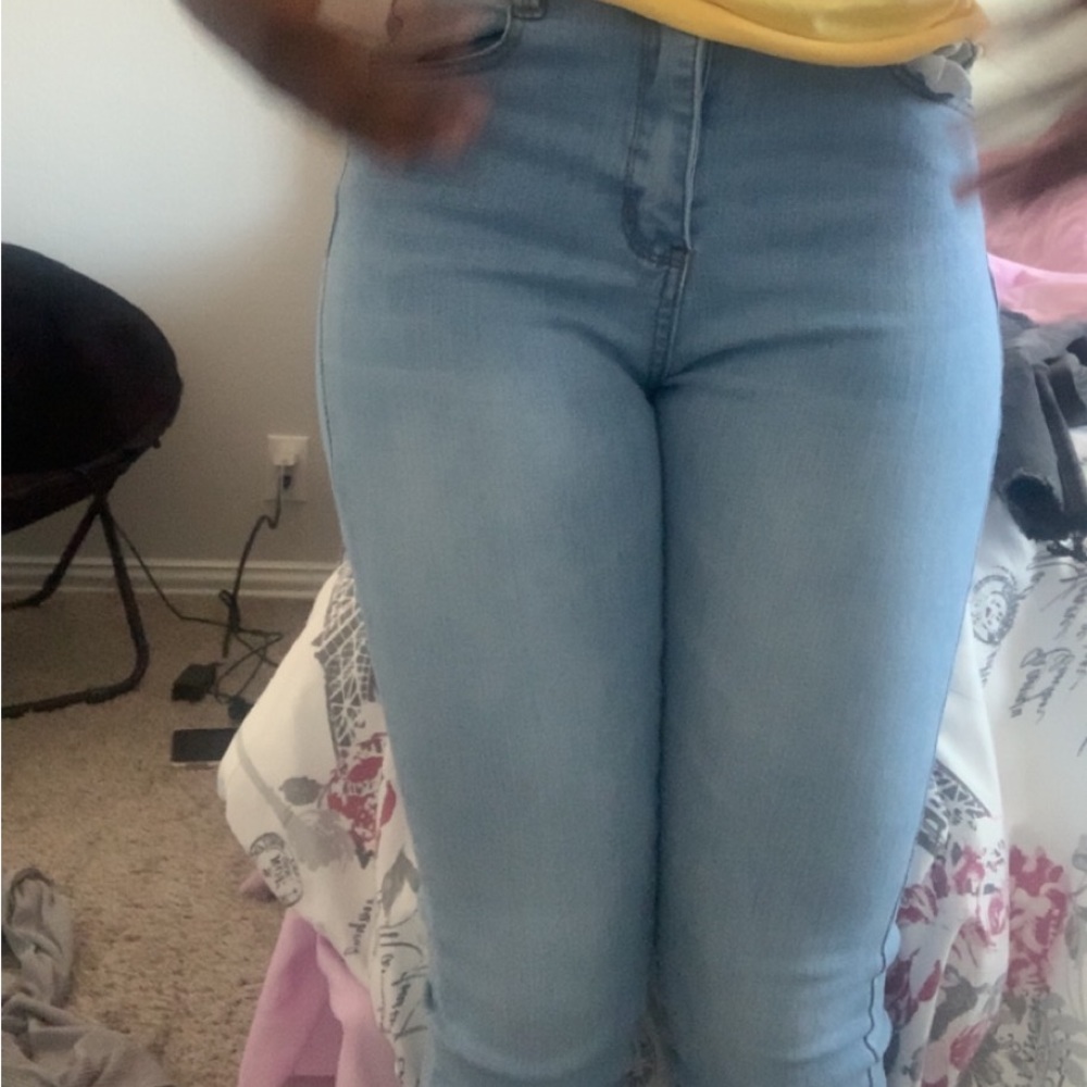 Skinny Rue 21 jeans (idk size number) but I’m 5’2 and 114 lbs if that helps